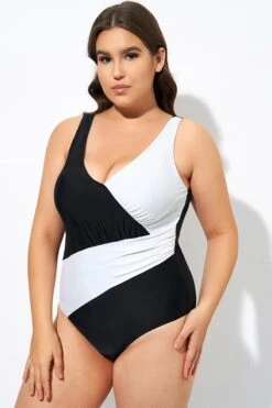 Black And White Plunge V-neckline One Piece Swimsuit -Trendy Bikini Set Sales Store dsc08062